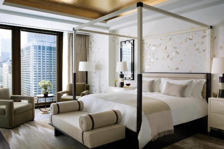 elegant hotels in Chicago with hot tub in room