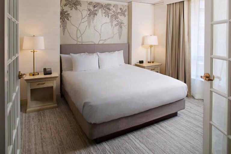 elegant hotels with hot tub in room in Atlanta 3