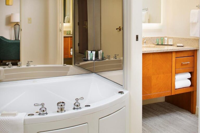 elegant hotels with hot tub in room in Atlanta