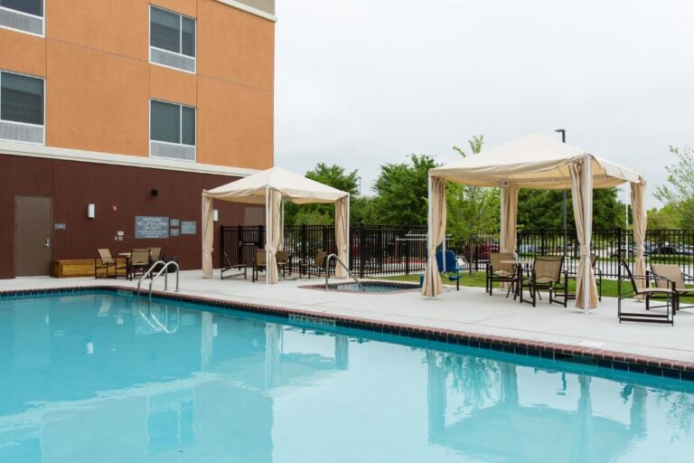 hotel in Dallas with hot tub in room 4