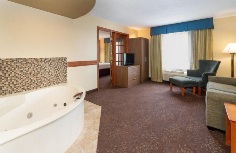 hotel rooms with spa bath in Minneapolis