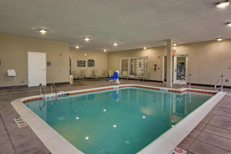 hotels for couples with hot tub in room in Michigan 2
