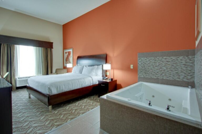 hotels for couples with hot tub in room in Michigan 3