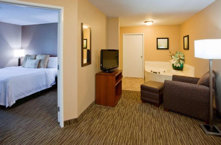hotels for couples with hot tub in room in Minneapolis 2