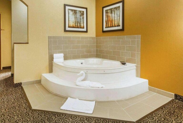 hotels for couples with hot tub in room in Minneapolis 3