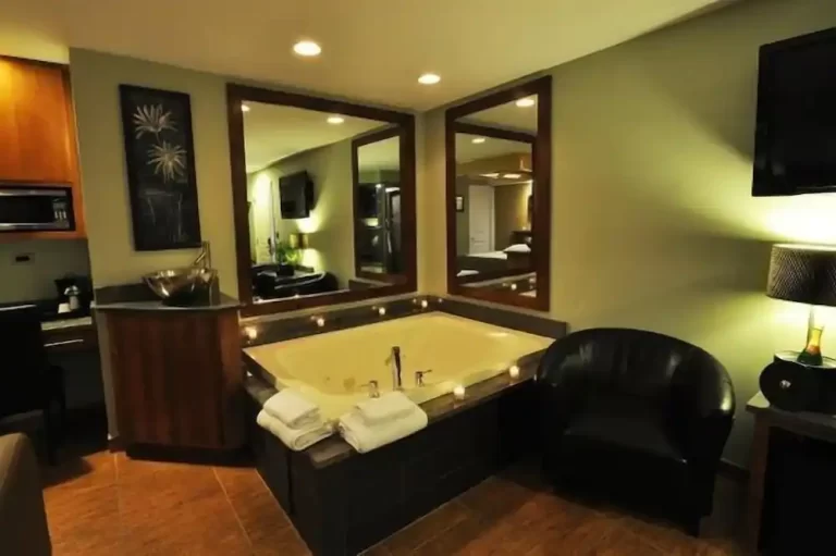 hotels in Chicago for couples with hot tub in room 2