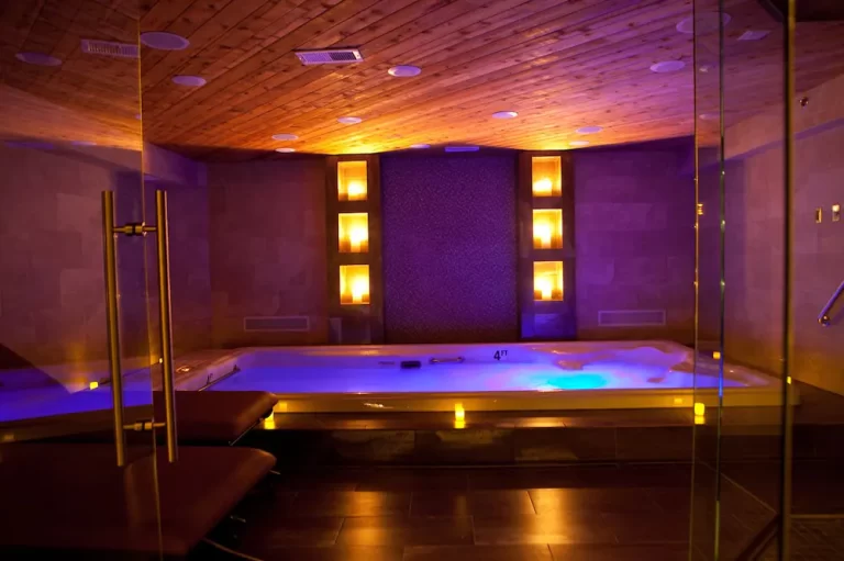 hotels in Chicago for couples with hot tub in room 4