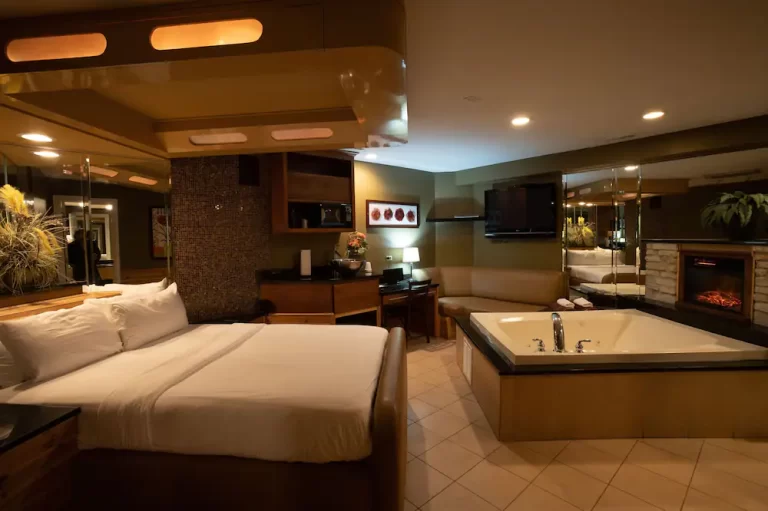 hotels in Chicago for couples with hot tub in room