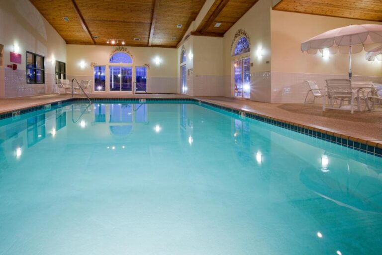 hotels in Minneapolis with hot tub 4