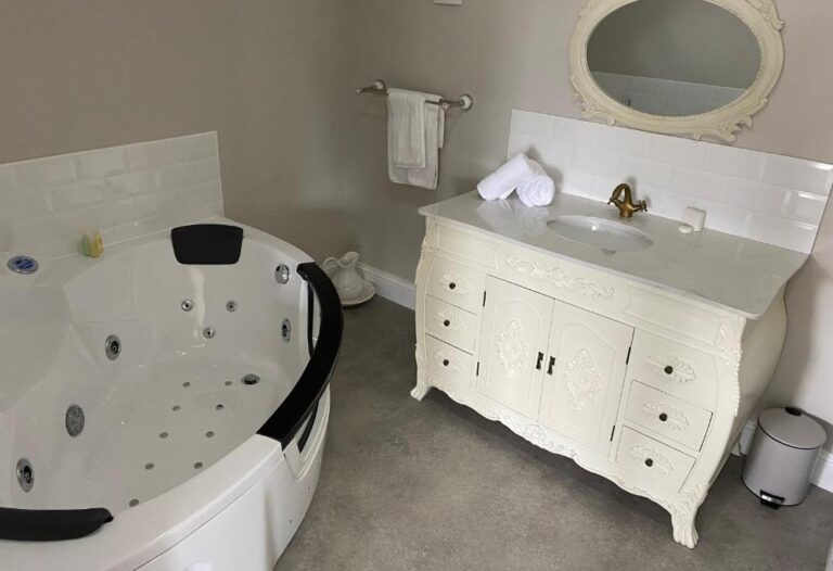 hotels in Northern Ireland with hot tub in room 3