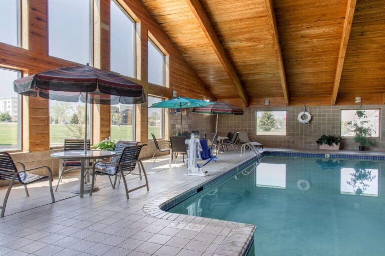 hotels with hot tub Minneapolis 4