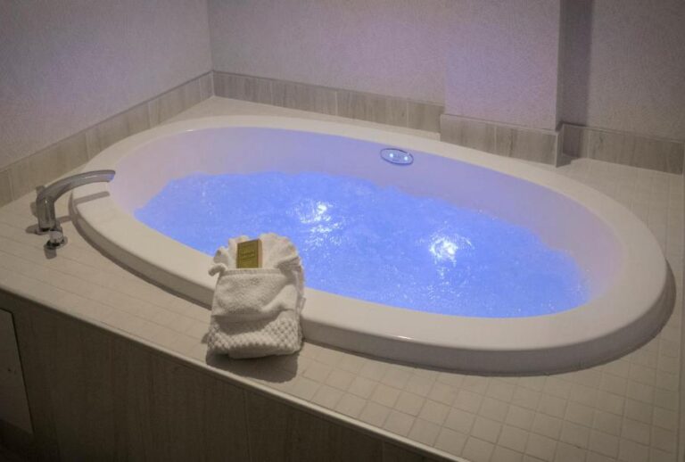 hotels with hot tub in Downtown Upstate New York 2