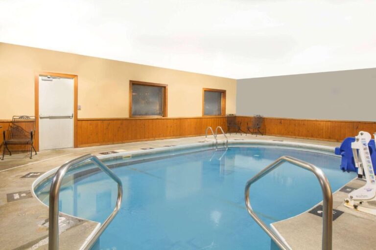 hotels with hot tub near Minneapolis 2