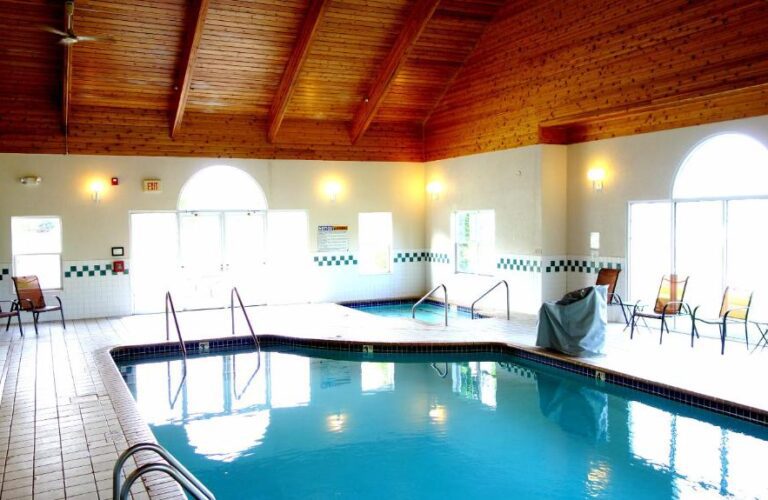hotels with hot tub suites in Minneapolis 4