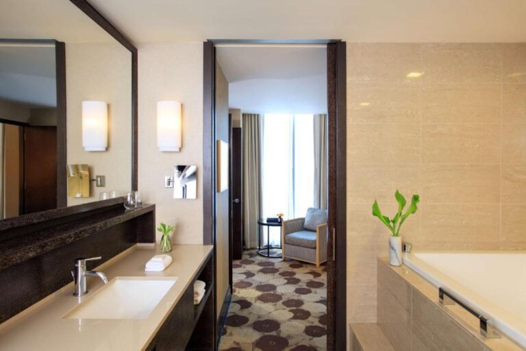 hotels with luxury tubs in Chicago 3