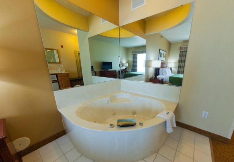 hotels with spa bath suites in Minneapolis