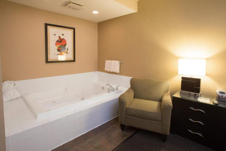 hotels with spa baths in Minneapolis 3