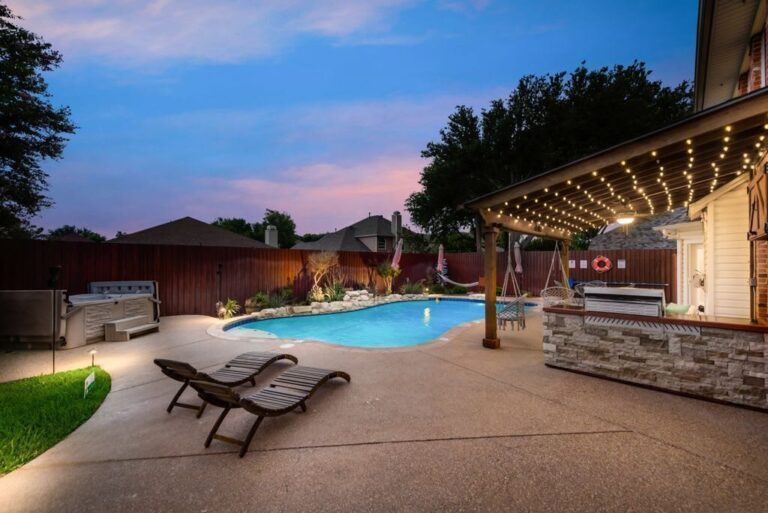 luxury accommodation with hot tub in Forth Worth 2
