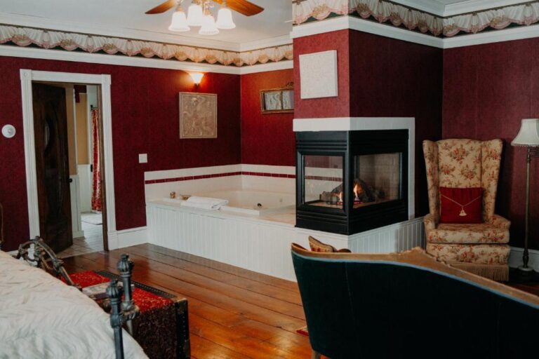 luxury accommodation with hot tub in Minneapolis 3