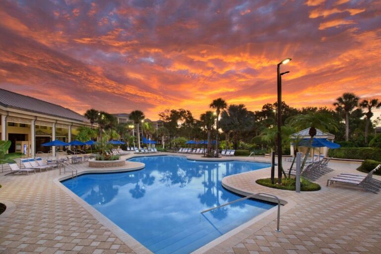 luxury boutique hotels in Orlando with hot tub in room