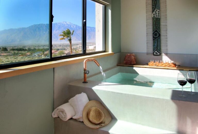 luxury hotels with hot tub in Palm Springs
