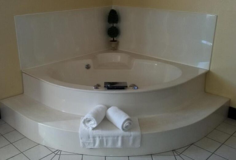 romantic hot tub hotels Minneapolis