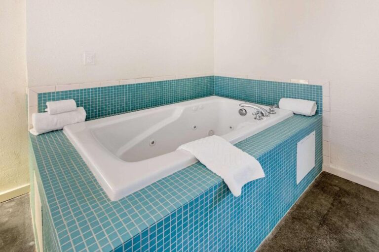 romantic hotels with hot tub in Michigan