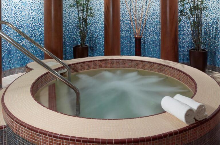 romantic hotels with hot tub in upstate New York 4