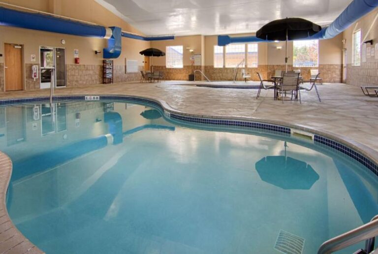 romantic hotels with hot tub suites in Minneapolis 5