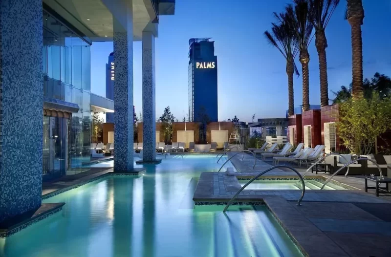 rooms with a hot tub and a view in Las Vegas 4