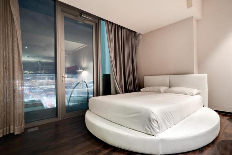 suites with hot tub in room in Las Vegas