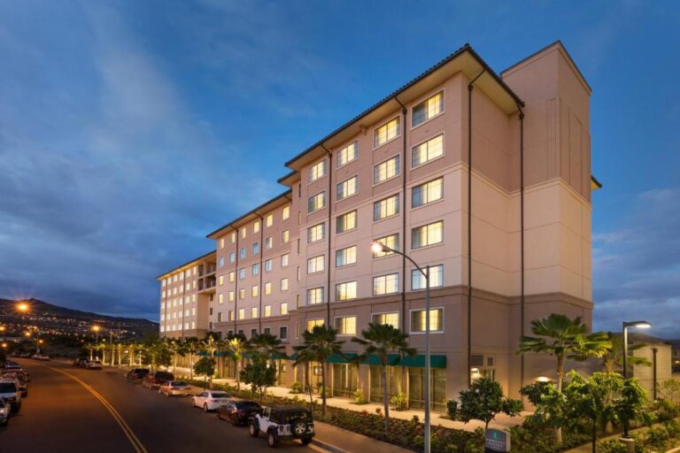 Coolest Hotels in Hawaii Embassy Suites by Hilton