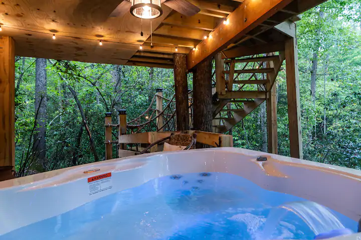 Luxurious Secluded Romantic Treehouse with Hot Tub3