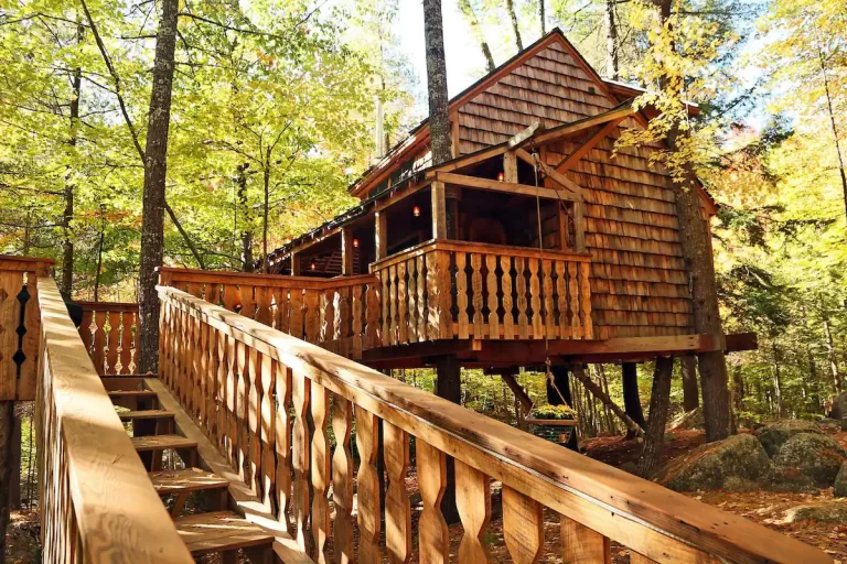 Luxurious Two-Story Treehouse1