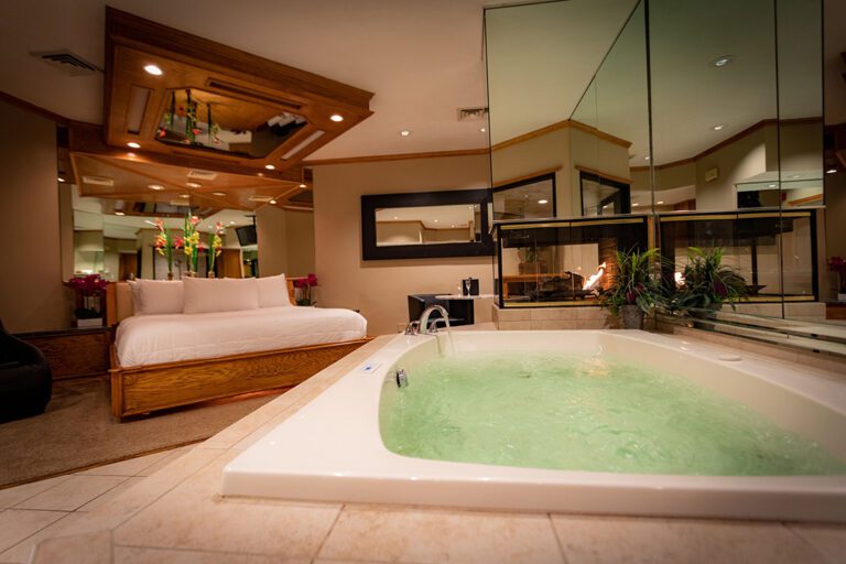 Sybaris Pool Suites milwaukee 4