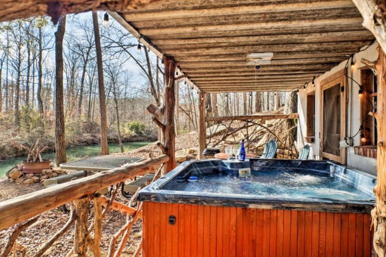 The Treehouse Cabin Creekside Home with Hot Tub!1