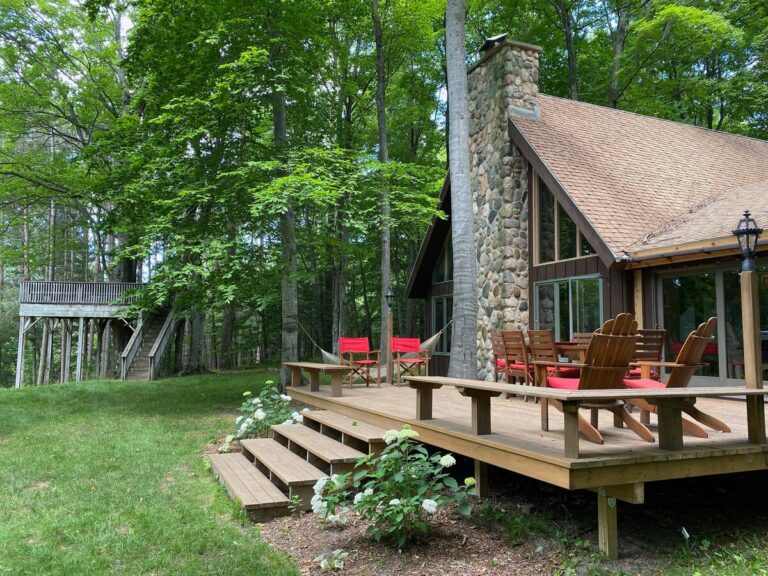 Treehouse Chalet- Near Torch Lake - Bellaire