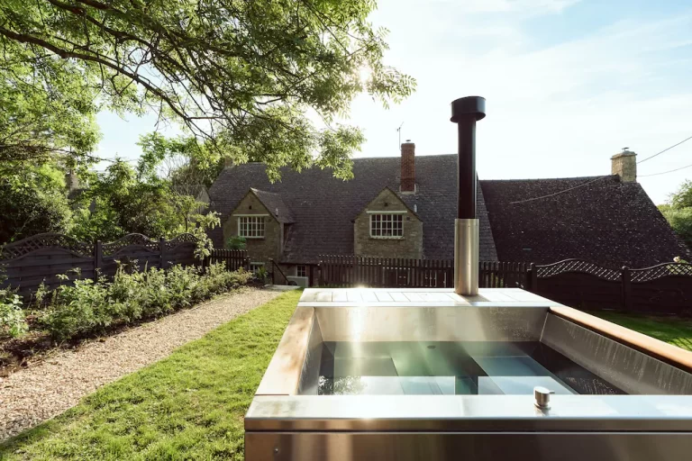 beautiful lodge with hot tub in Cotswold 5
