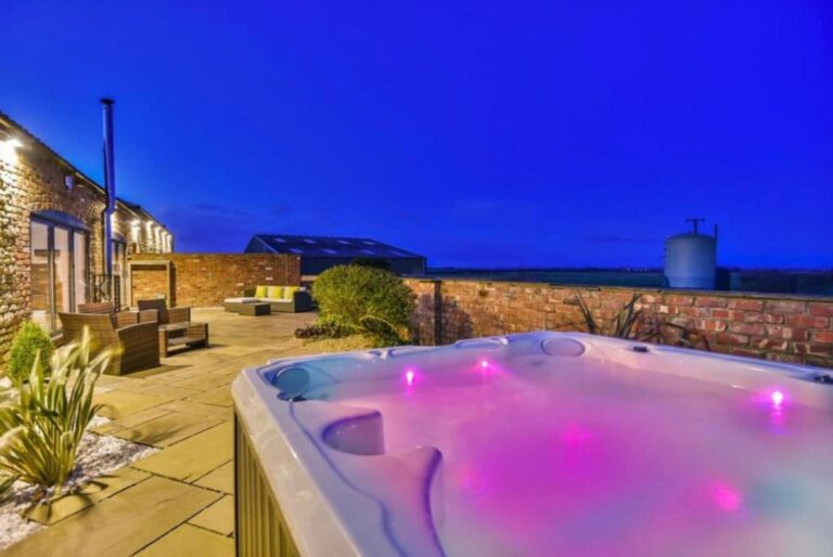 beautiful vacation home in Lincolnshire with hot tub
