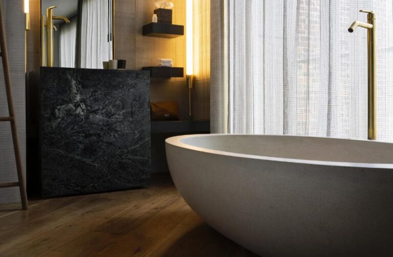 boutique hotels in Chelsea with sleek bathtuub 3