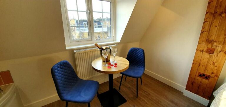 boutique hotels in London with hot tub in room 4