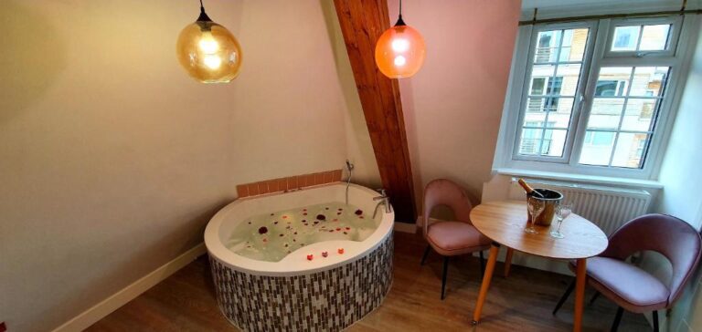 boutique hotels in London with hot tub in room