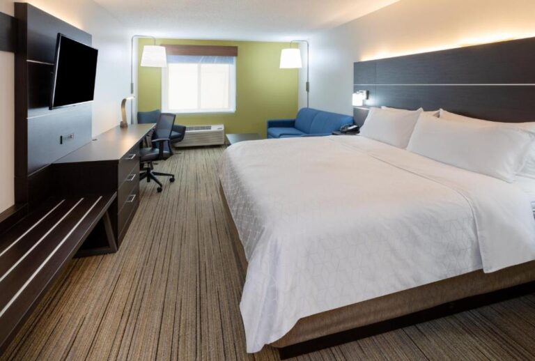 boutique hotels in Minneapolis with sleek hot tub in room 2