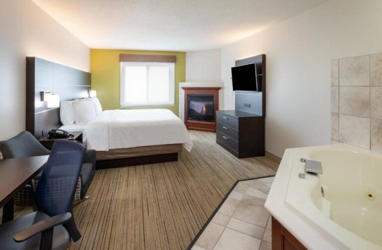boutique hotels in Minneapolis with sleek hot tub in room 3