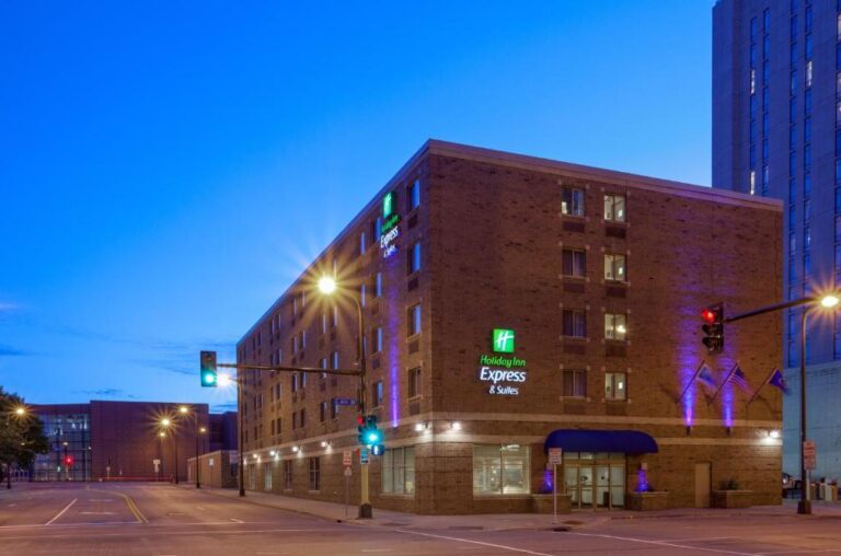 boutique hotels in Minneapolis with sleek hot tub in room