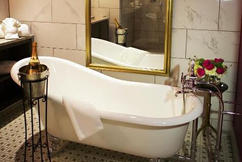boutique hotels near Tampa with fancy tub 4