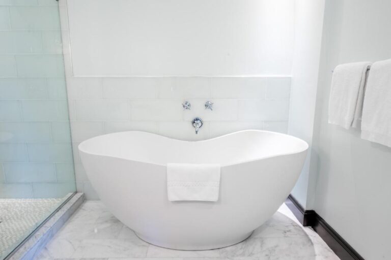 boutique hotels with sleek bathtub in Washington DC 4