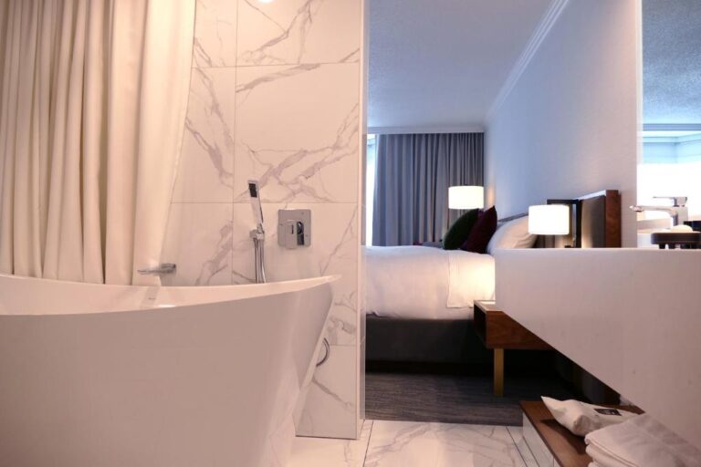 charming boutique hotels in Quebec with bathtub in room