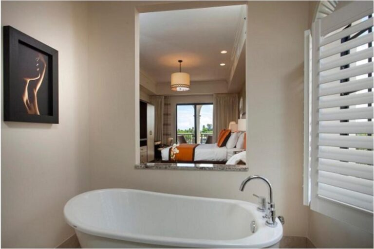 charming boutique hotels near Tampa with fancy bathtub 4