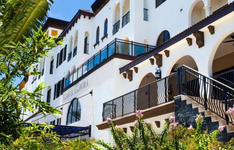 charming boutique hotels near Tampa with fancy bathtub